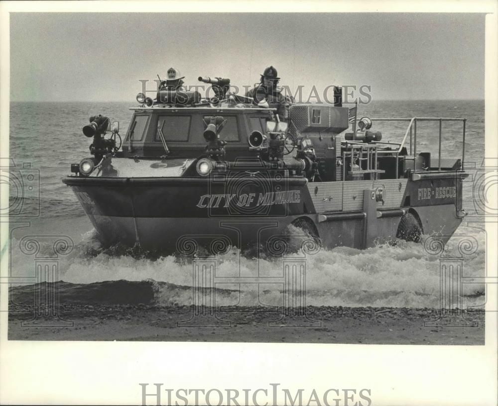 1986 Press Photo Milwaukee Fire Dept&#39;s amphibious fire vehicle at McKinley Beach - Historic Images