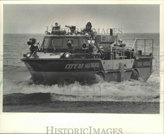 1986 Press Photo Milwaukee Fire Dept's amphibious fire vehicle at McKinley Beach - Historic Images
