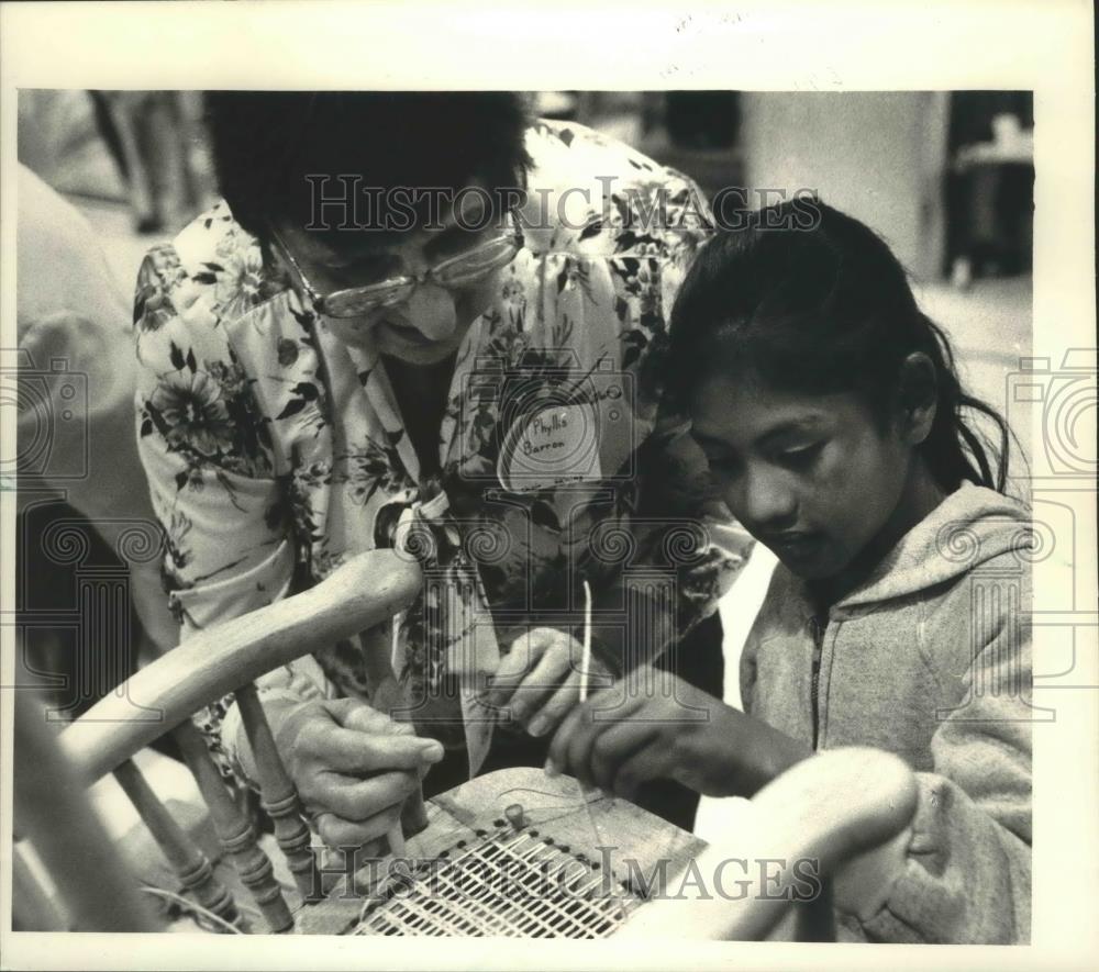 1987 Press Photo Phillis Barron gave Mayra Trujillo training at Fair - mjb69897 - Historic Images