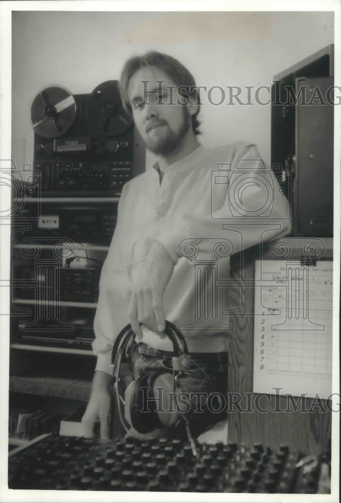 1989 Press Photo College student Waltt Hunnicutt has audio production studio. - Historic Images