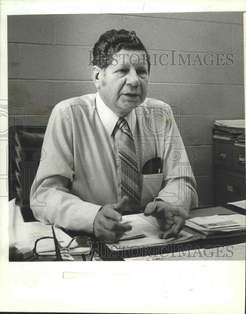 1982 Press Photo City Assessor Jerry Hudy in his New Berlin office. - mjb69964 - Historic Images