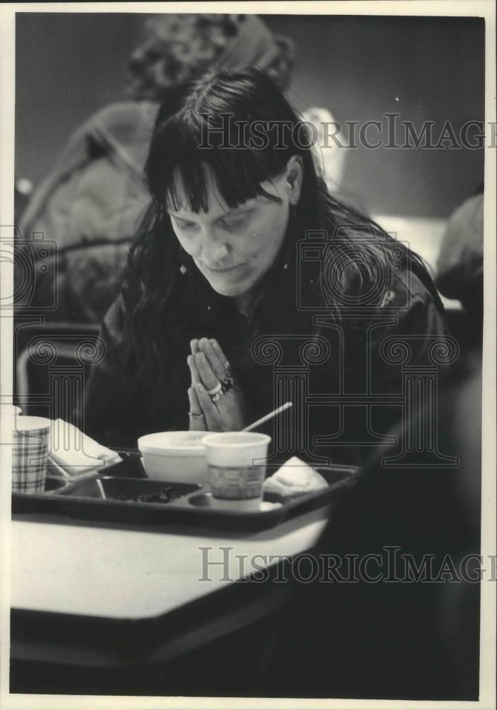 1985 Press Photo Aldia Schutten prays at The Gathering in St. James Church - Historic Images