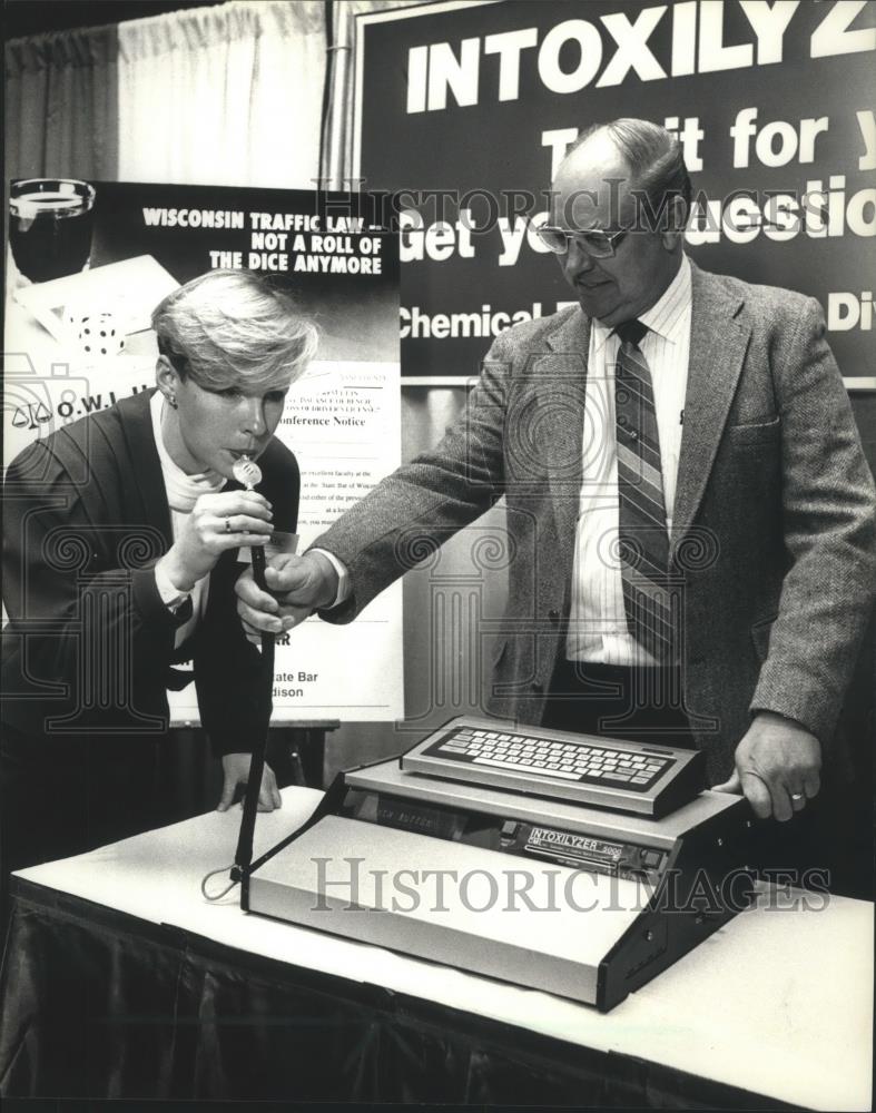 1990 Press Photo John Hendrickson gives chemical test to Katja Kunzke, Milwaukee - Historic Images