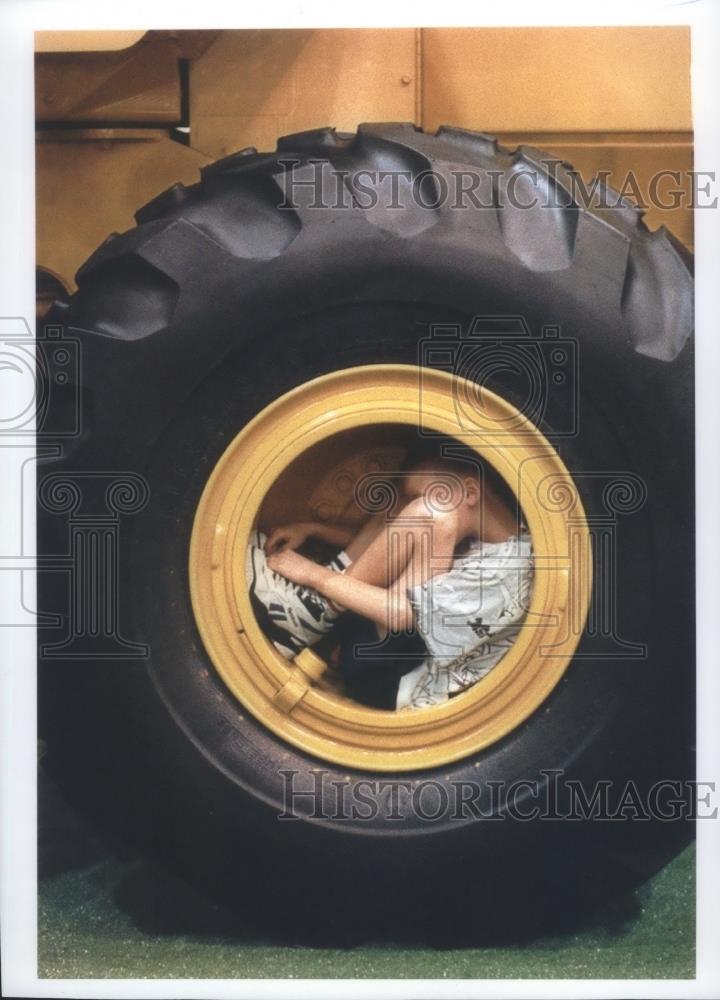 1994 Press Photo Christopher Walkters, checking out the big wheel at MECCA. - Historic Images