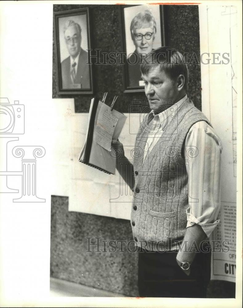 1981 Press Photo Ron Nickel of Delafield, Wisconsin, Common Council hearing - Historic Images