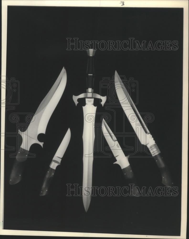 1986 Press Photo Robert Papp makes knives in his basement workroom - mjb70170 - Historic Images