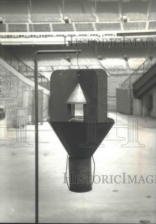 1993 Press Photo Beetle traps have been set out at Milwaukee County Stadium - Historic Images