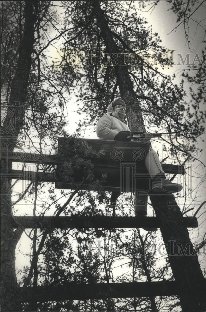 1989 Press Photo Randy Wickman of Tomahawk hunts deer in Lincoln County - Historic Images