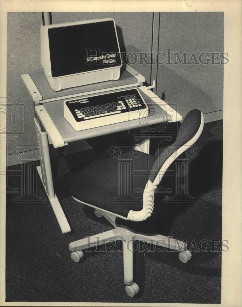 1986 Press Photo Milwaukee&#39;s Interplan office desk and chair - mjb70325 - Historic Images