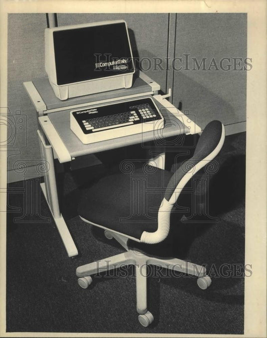 1986 Press Photo Milwaukee's Interplan office desk and chair - mjb70325 - Historic Images