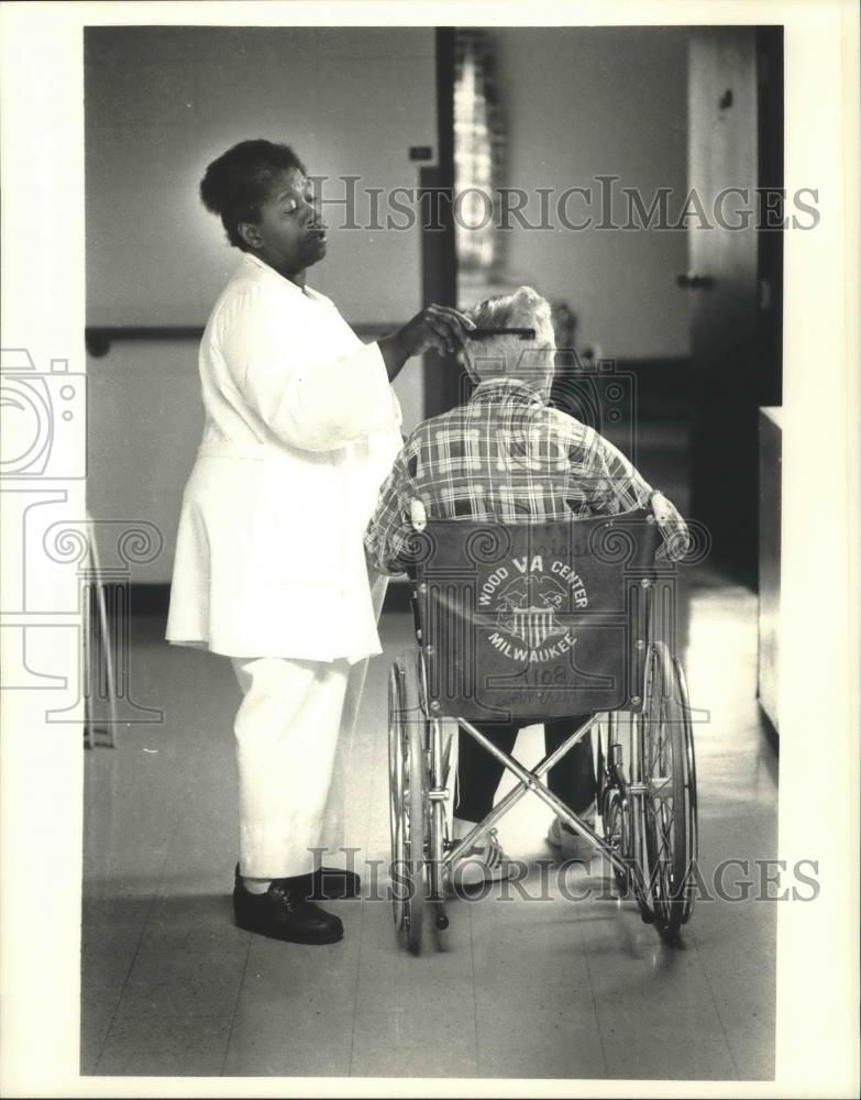 1986 Press Photo Bernice Jefferson, caring for patient at nursing home - Historic Images