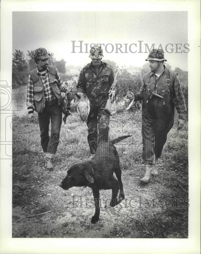 1982 Press Photo Milwaukee hunters, Paul Gscheidmeier, Lee Treuden &amp; Doug Miller - Historic Images