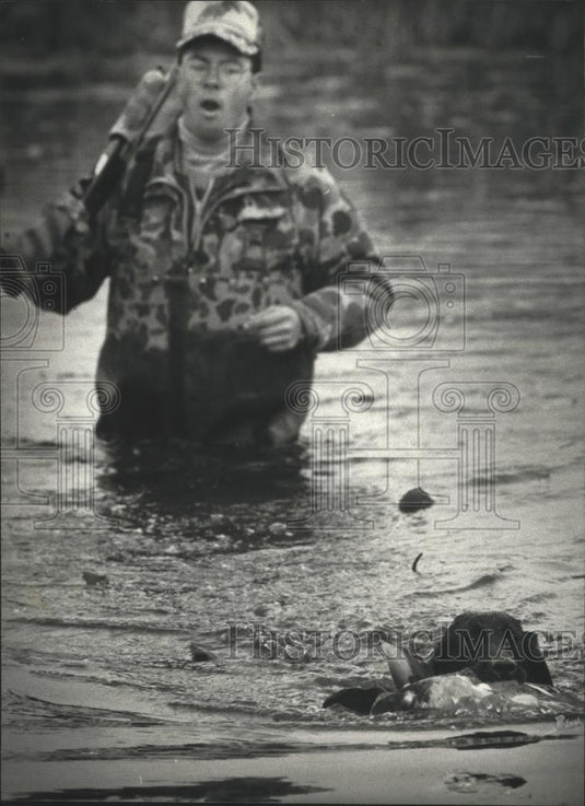 1991 Press Photo Kyle Morgan and dog retrieving ducks from dense cattails - Historic Images