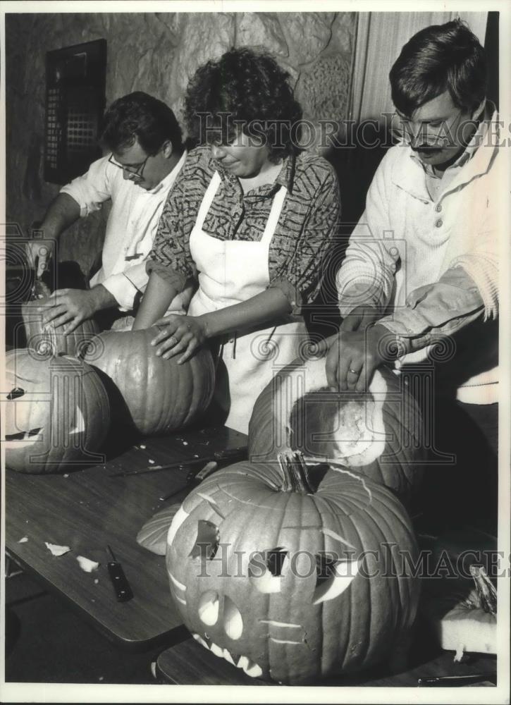 1989 Press Photo Pandl&#39;s in Bayside Restaurant Associates carving pumpkins - Historic Images