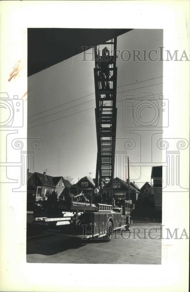 1979 Press Photo Milwaukee Fire Department takes part in ladder training session - Historic Images