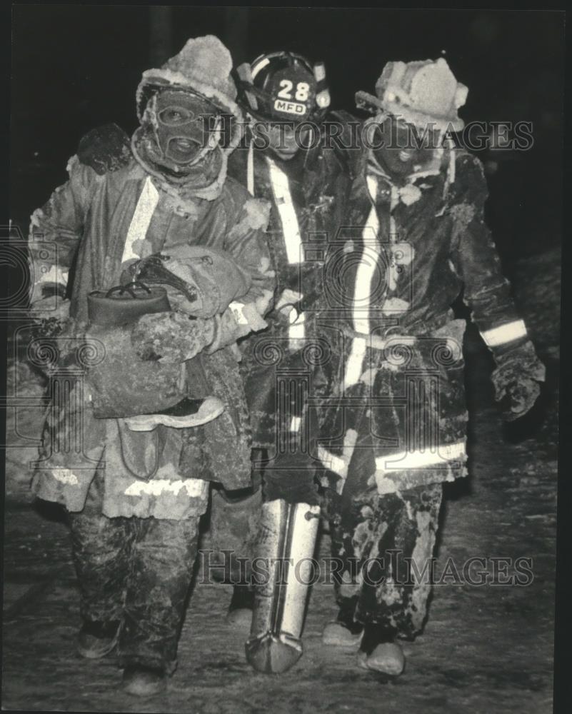 1983 Press Photo Ice-coated firemen helping injured colleague at fire, Milwaukee - Historic Images