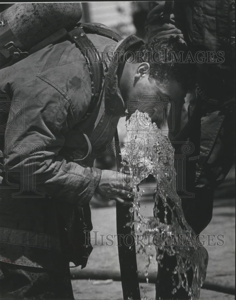 1978 Press Photo Miguel Machado drinks from fire hose after session, Milwaukee. - Historic Images