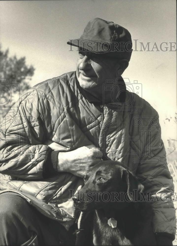 1987 Press Photo Eugene Gishkowsky and his pup Daisy Mae ready for hunting. - Historic Images