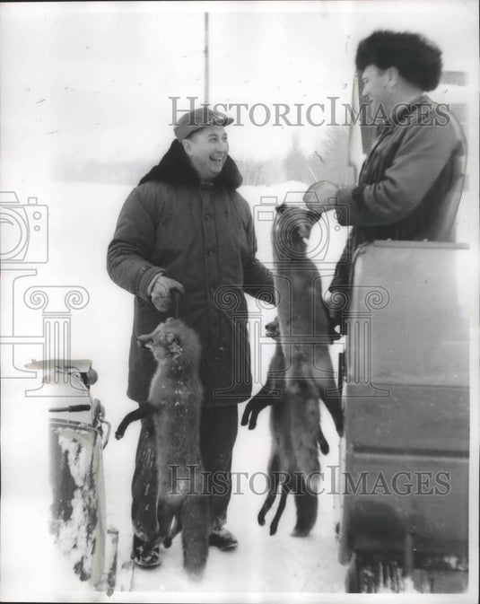 1982 Press Photo Dr. McDonald, Sparky Meyer, displaying days kill, Wisconsin. - Historic Images
