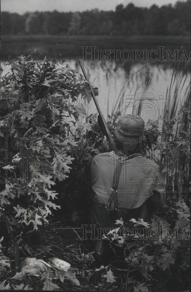 1978 Press Photo Duck hunter readies his gun as he waits in his blind, Wisconsin - Historic Images