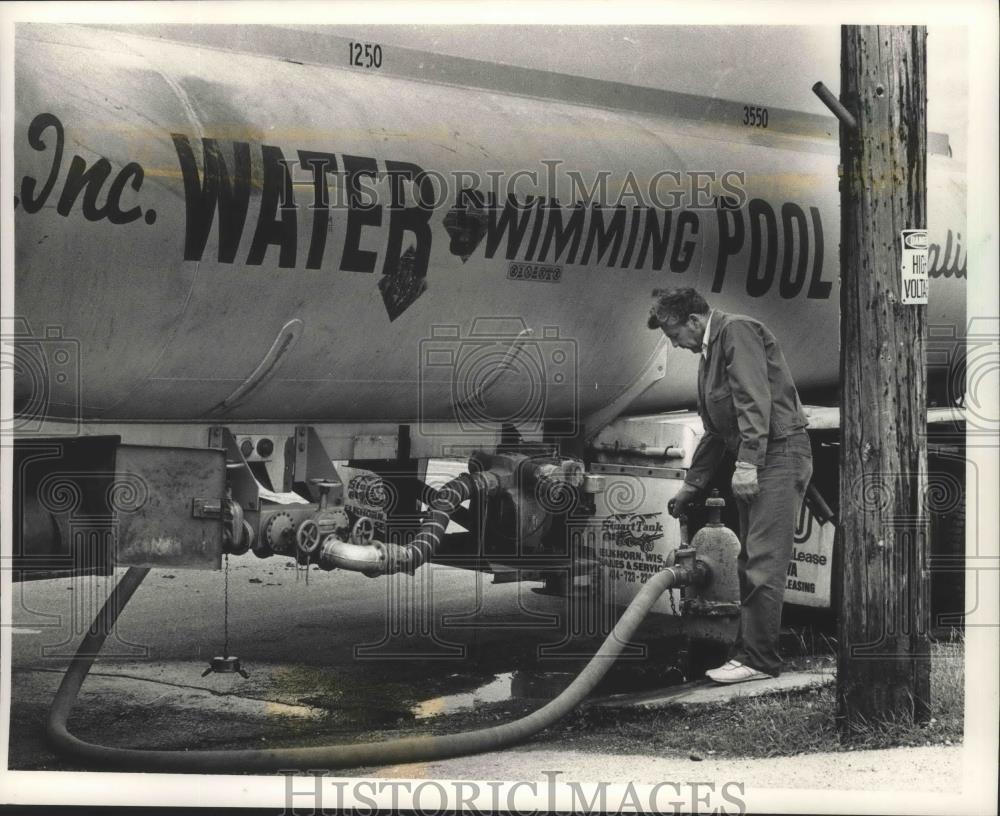 1988 Press Photo Pool water supplier filling truck at New Berlin, WI hydrant - Historic Images