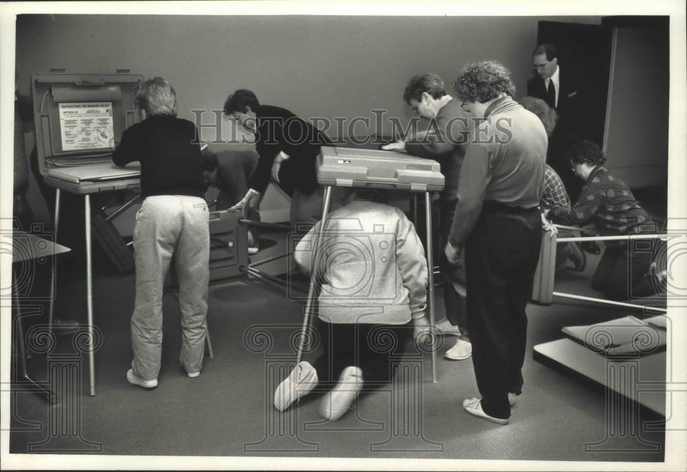 1992 Press Photo New Berlin testing new voting machines, preparing for election - Historic Images