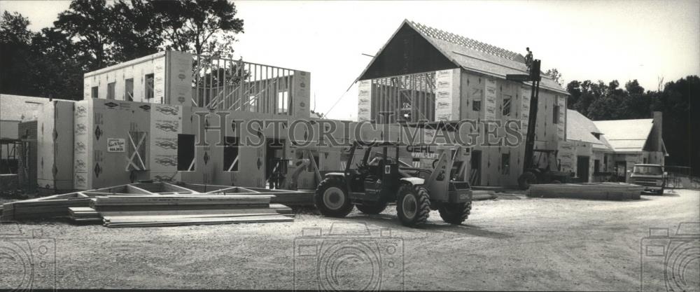 1992 Press Photo Construction of Childcare Center in New Berlin, Wisconsin - Historic Images