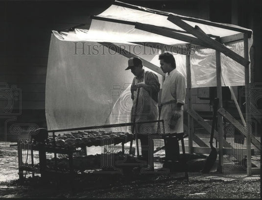 1989 Press Photo Newburg Wisconsin Lion's Club members grilling chickens - Historic Images