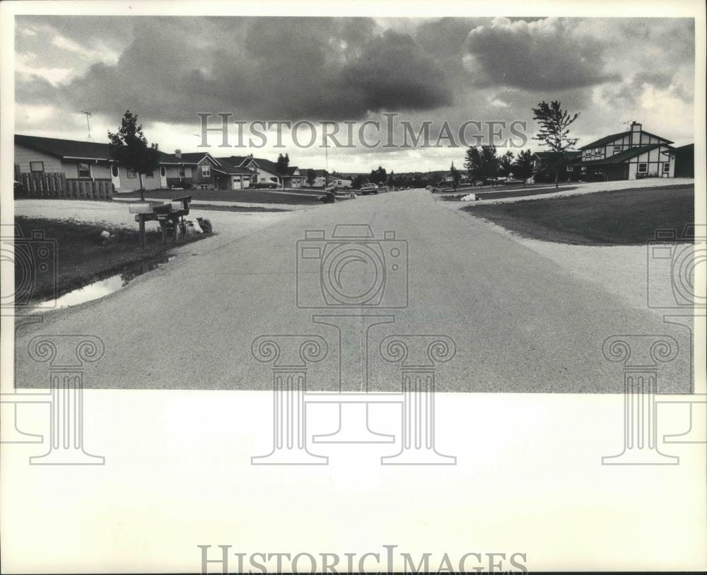 1983 Press Photo Enge Drive neighborhood in Newburg, Wisconsin - mjb70618 - Historic Images