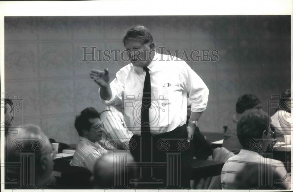 1995 Press Photo Bill Needler at Job Forum meeting, Wauwatosa Savings Bank - Historic Images