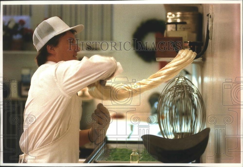 1993 Press Photo Niemann&#39;s twists non colored part of the sugar mixture - Historic Images