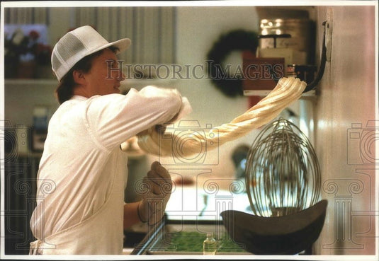 1993 Press Photo Niemann's twists non colored part of the sugar mixture - Historic Images