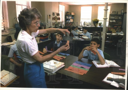 1994 Press Photo Jean Ellman teaches at Nativity Jesuit Middle School Milwaukee - Historic Images