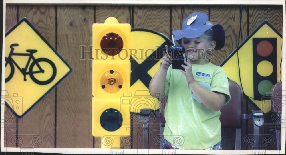 1993 Press Photo Nicole Gettelman at New Berlin, Wisc. Safety Town program - Historic Images