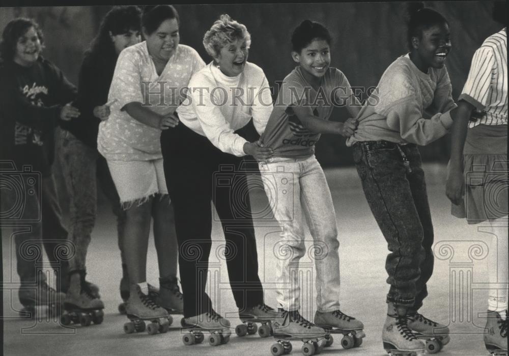 1991 Press Photo Social worker, Judy Raether, joins kids at Neighborhood House - Historic Images