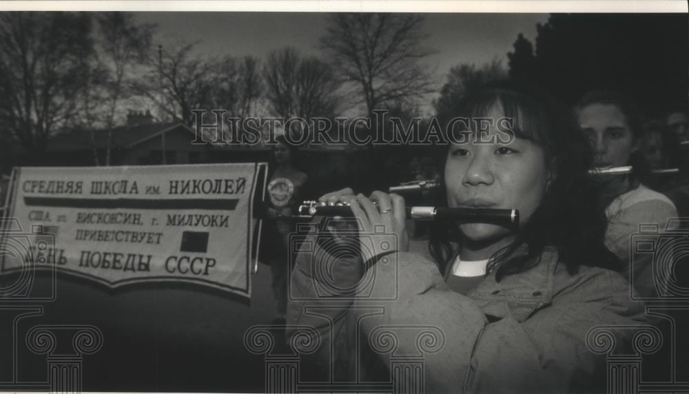 1991 Press Photo Nicolet High student Christine Lee practices for Moscow Parade - Historic Images