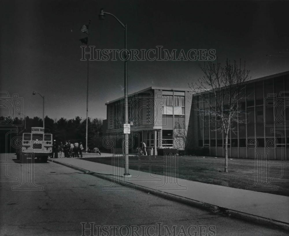 1983 Press Photo New Berlin School Board may make High School a Middle School. - Historic Images