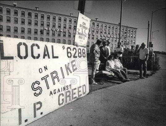 1988 Press Photo Picketers outside Nicolet Paper plant in DePere, Wisc - Historic Images