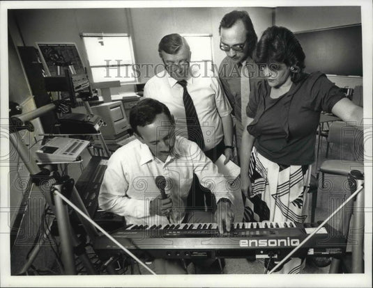 1990 Press Photo Nick White, Nicolet High School music teacher, with students - Historic Images