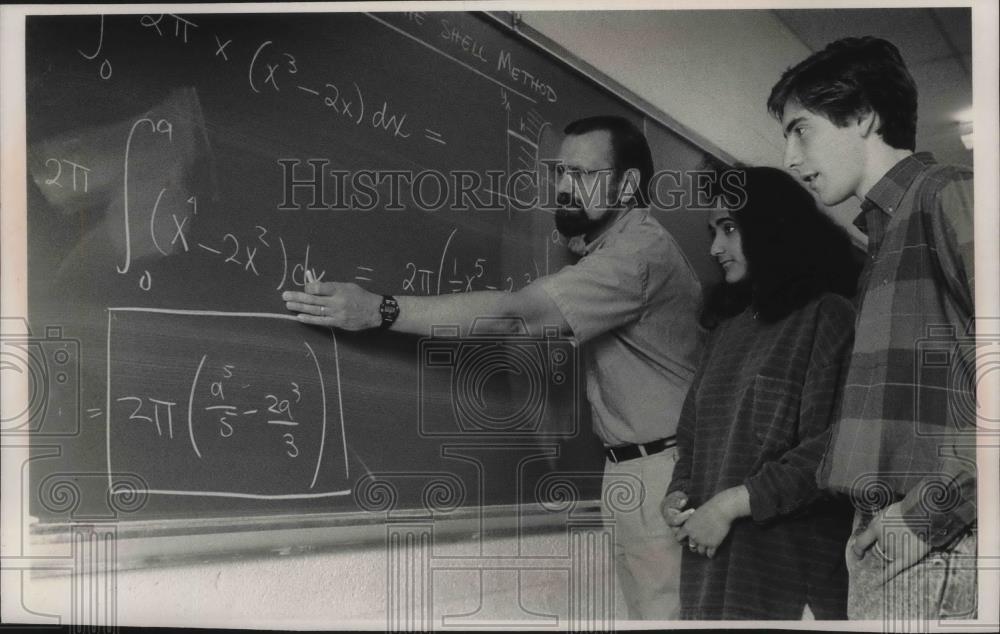 1989 Press Photo Nicolet High School teacher Peter Westergard &amp; kids Glendale - Historic Images