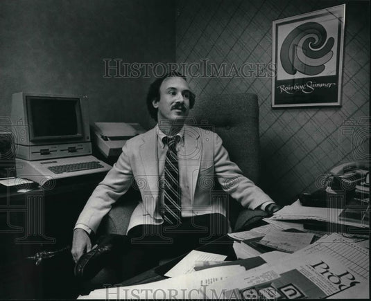 1985 Press Photo Doctor David S. Nash reopens practice in Milwaukee - mjb70756 - Historic Images