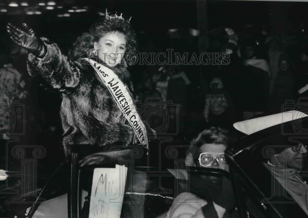 1985 Press Photo Miss Waukesha County, Dawn Myszka, waved to the crowd - Historic Images