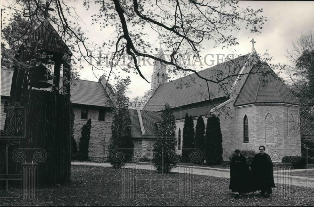 1984 Press Photo Connor Haynes, Robert Bosworth in front of Nashotah House - Historic Images