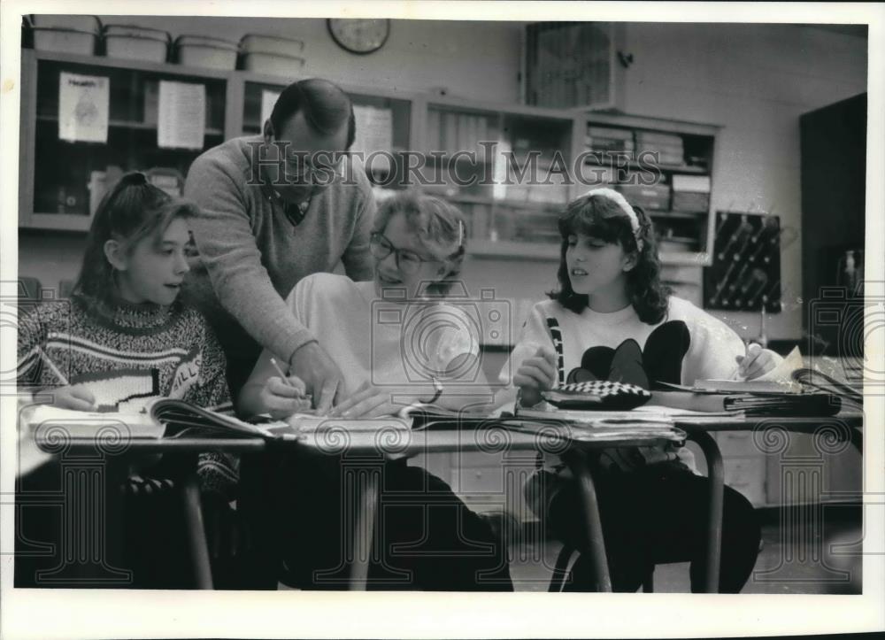 1990 Press Photo Jim Gipan helps students in math at New Berlin West Middle - Historic Images