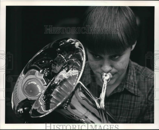 1983 Press Photo Pat White plays tuba at Christmas concert at Capitol rotunda - Historic Images