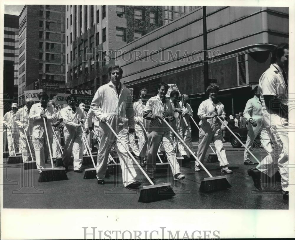 1985 Press Photo Neighborhood Pride (Week) Parade unit on Wisconsin Avenue - Historic Images