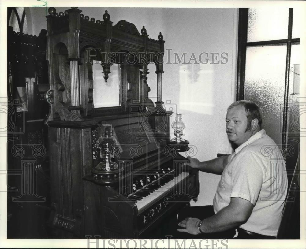 1981 Press Photo Wesley Zelimer plays reed organ at home in Methodist Church. - Historic Images