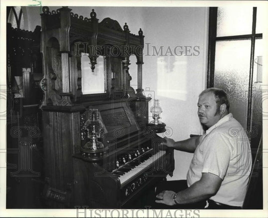 1981 Press Photo Wesley Zelimer plays reed organ at home in Methodist Church. - Historic Images