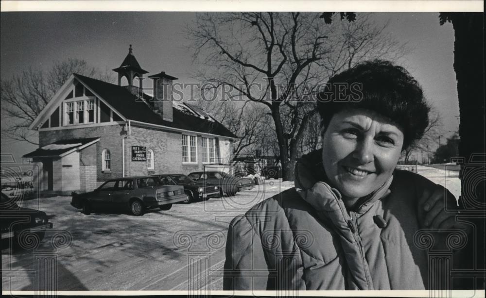 1985 Press Photo Pat Nekola, in front of her catering service in old building. - Historic Images