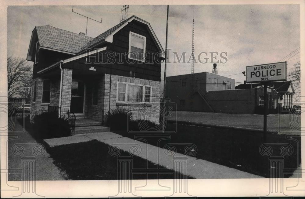 1977 Press Photo Muskego Police Dept. will move from this house to a new station - Historic Images